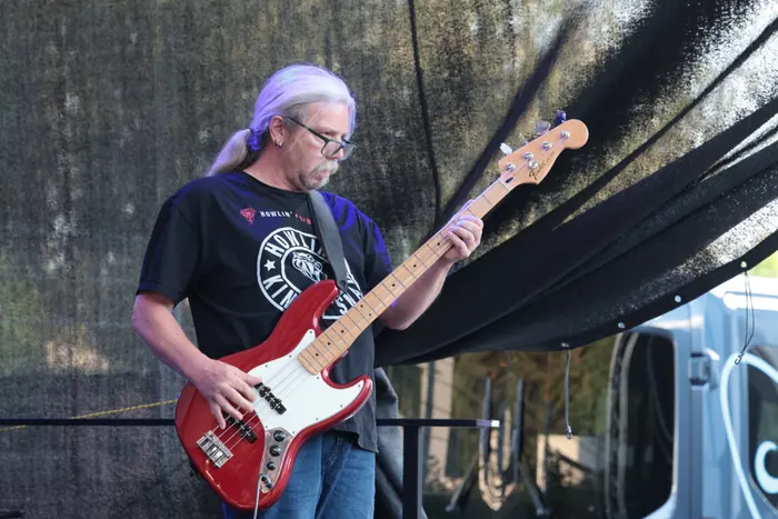 Stefan Huegle on bass